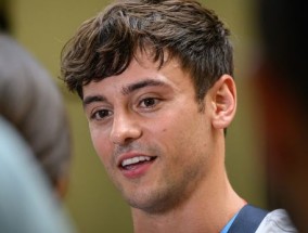 汤姆·戴利(Tom Daley)以1万英镑的价格拍卖了自己手工编织的泳裤